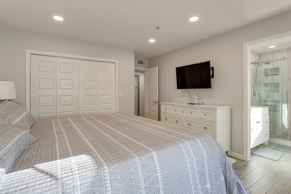 2 Mi to Old Town Scottsdale: Sleek Apartment