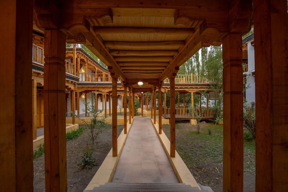 Lha - Ri - Sa Resort