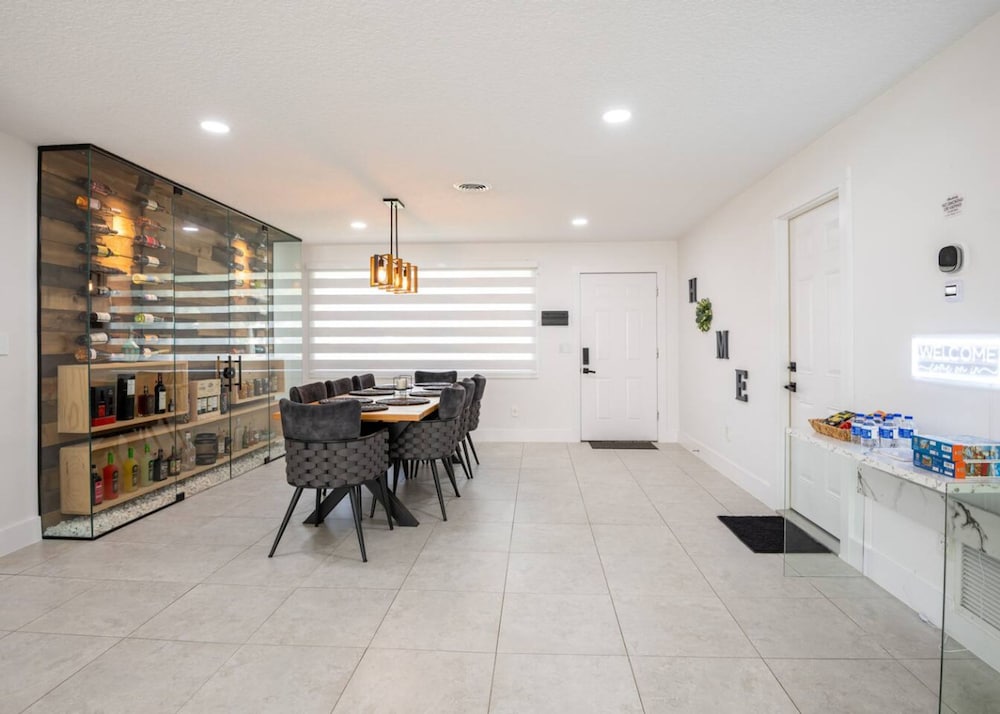 Riverside Retreat w Fireplace