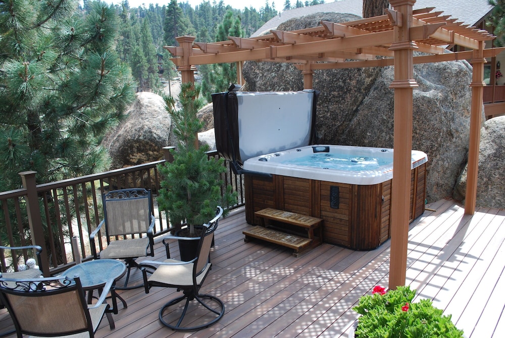 Boulder Cove Lakefront Estate