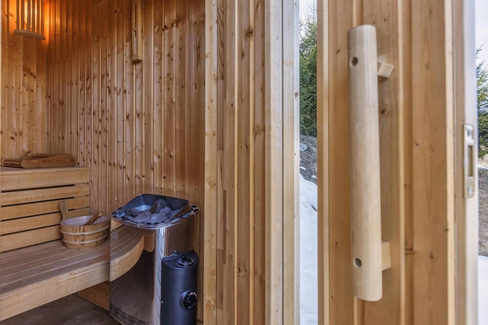 Chalet Capricorne -impeccable Ski in out Chalet With Sauna and Views