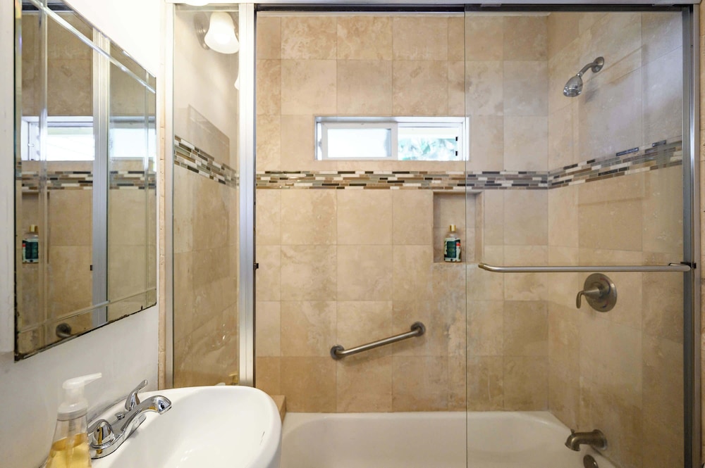 Near LA Cozy Home With Full Kitchen & Laundry