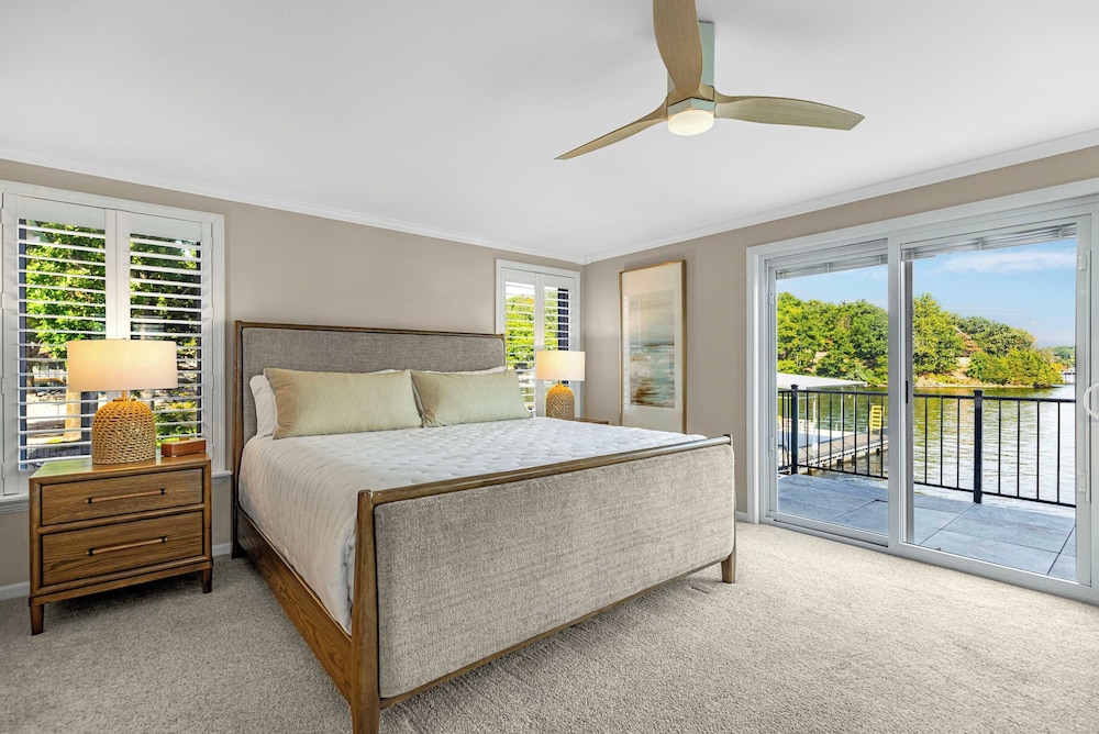 Panoramic Paradise - Lakefront Home for 15