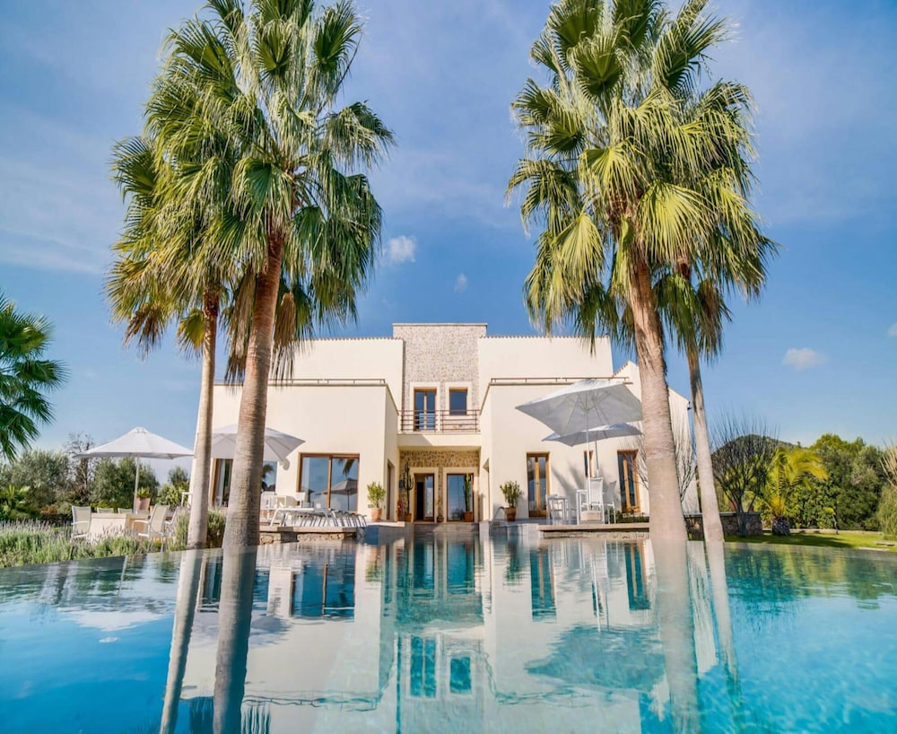 Spacious Villa With Infinity Pool