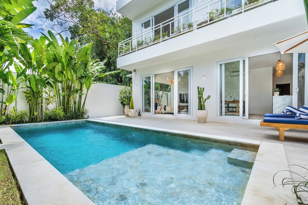 Eleven Villa Canggu - Calm Oasis with Pool and Privacy