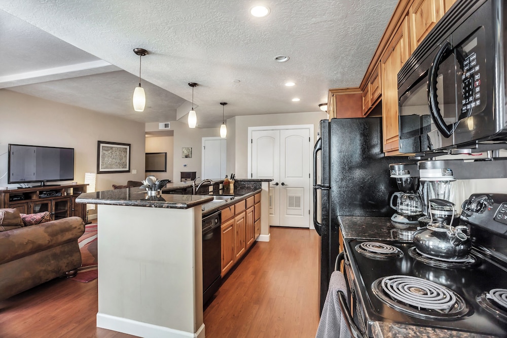 Condo Near Convention Center Sleeps 9
