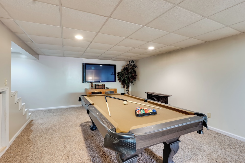 Game Room & On-site Pond: Laurelville Retreat!