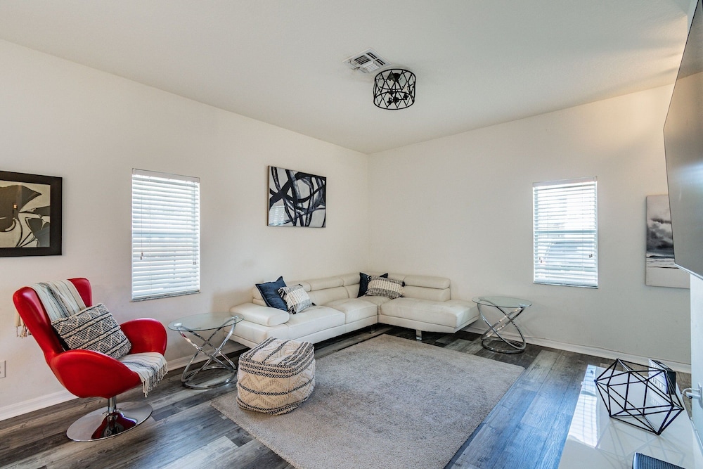 4BR Townhome w/ Pool in Bella Vida Resort