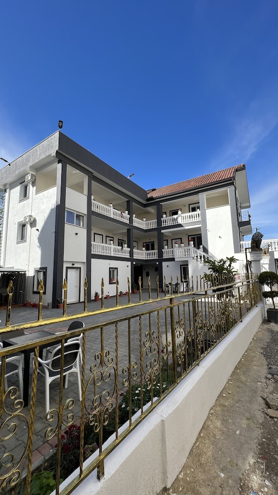 VILA AARON