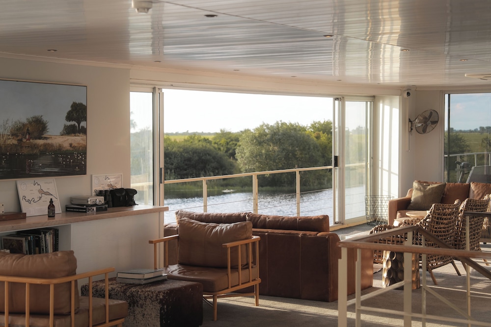 Zambezi Queen by Mantis