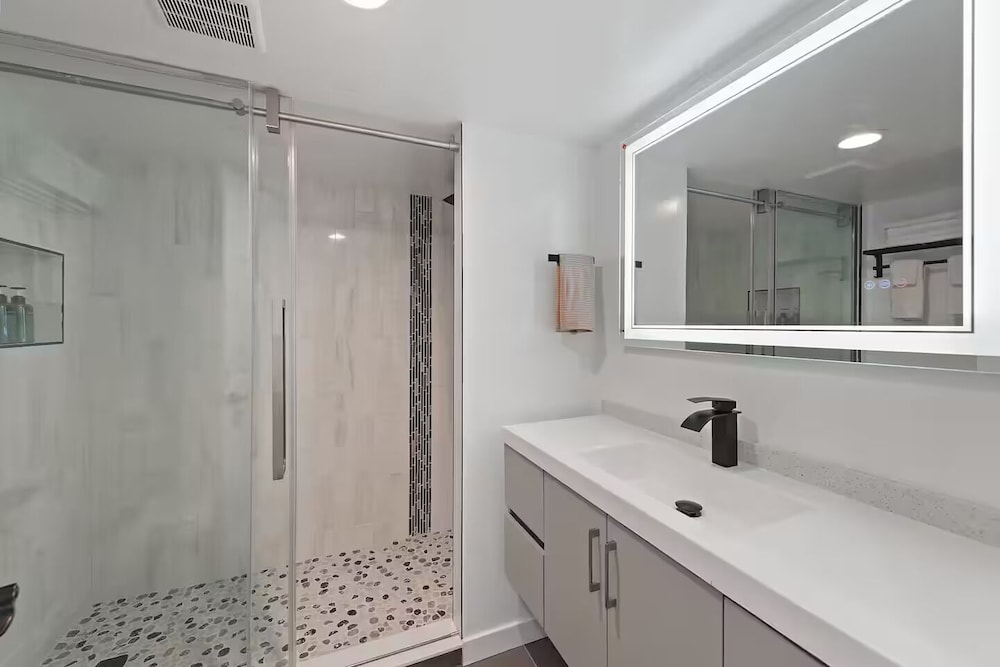 Stylish & Spacious Retreat in Downtown Bellevue