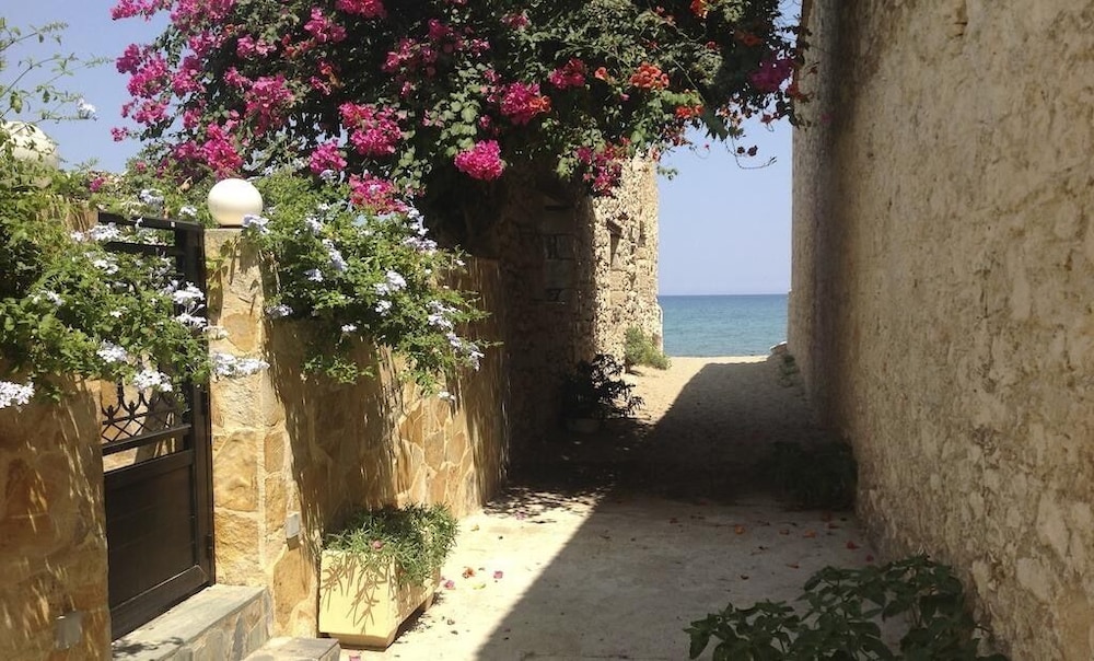 Asterias Studios Apartments