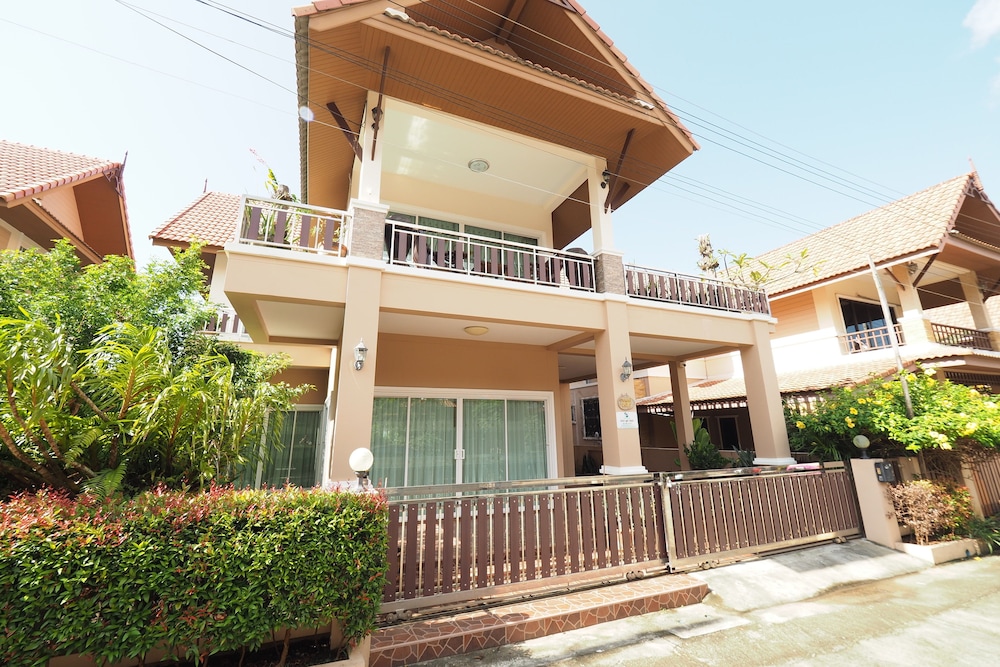 Lana Pool Villa