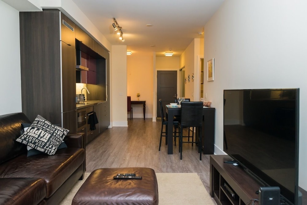 Sarkar Suites - CN Tower Rogers Centre