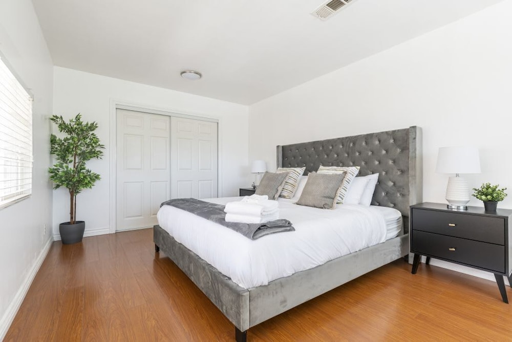 Charming Spacious Home - Modern Comforts, Prime Location