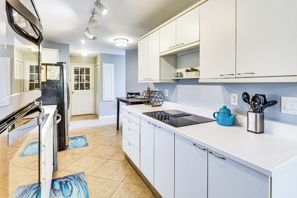 Steps to Ocean, Pool Access! Daytona Beach Gem