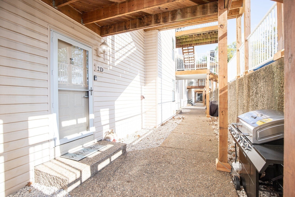 Spacious Family Friendly 3 Bed/3 Bath w/ Amazing Views, Lakeside Pool, & Boat Slip