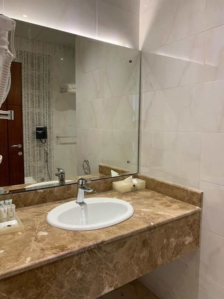 Hotel & Resort Golden Marina Yanbu فندق ومنتجع جولدن مارينا ينبع إدارة وتشغيل شركة منتجع المرسى الذهبي