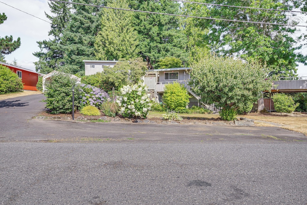 < 1 Mi to Lake Washington: Peaceful Apt in Kenmore
