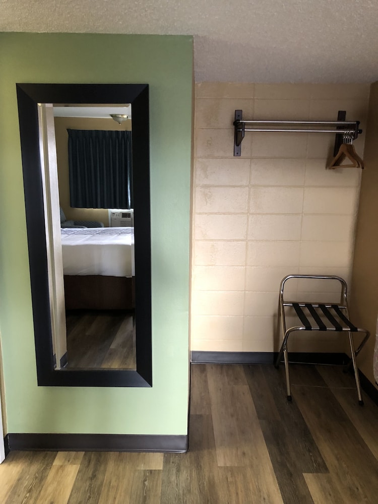 Knight's Inn Motel