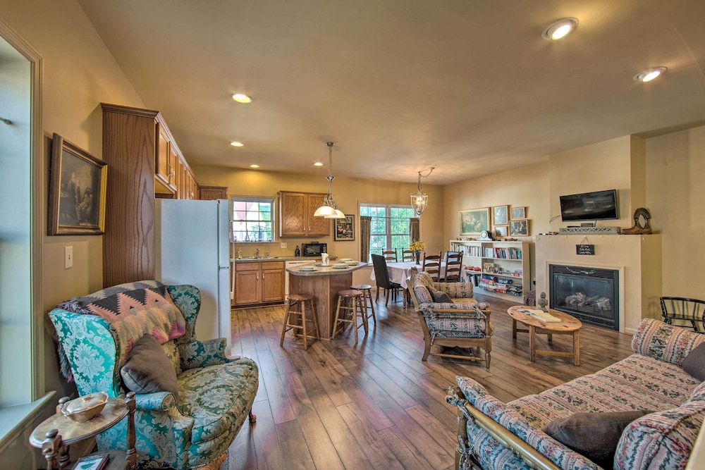 Unique Townhouse in Bavarian-style Neighborhood! - Property Image 16