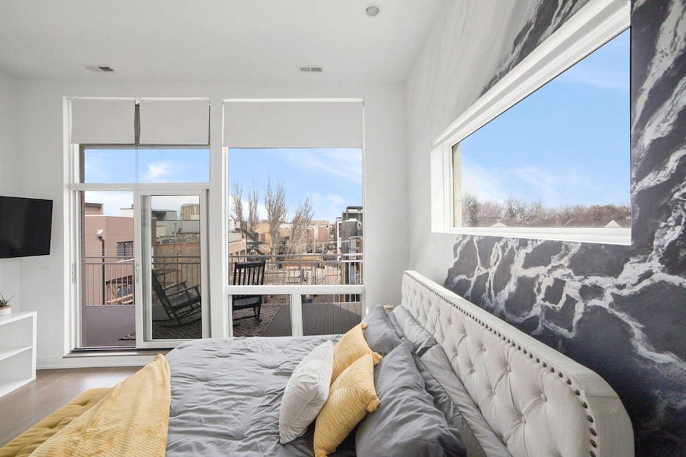 4-bedroom Penthouse w 2 Large Balconies Rooftop