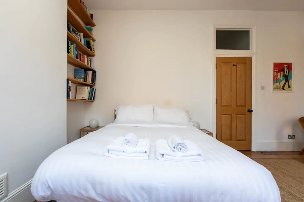Spacious and Bright 2 Bedroom Flat in Kentish Town