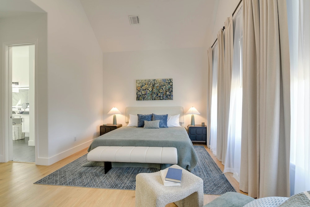 2 Mi to Dtwn Houston: Stylish Retreat w/ Balcony