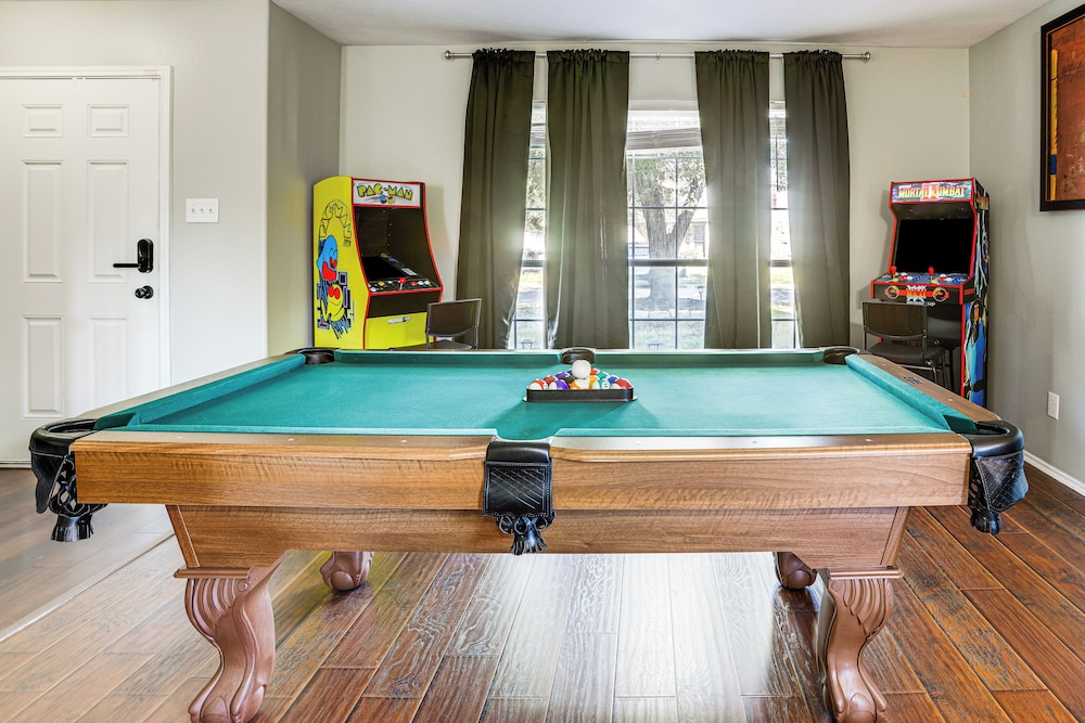 Solar-powered Home w/ & Game Room & Gym in Houston