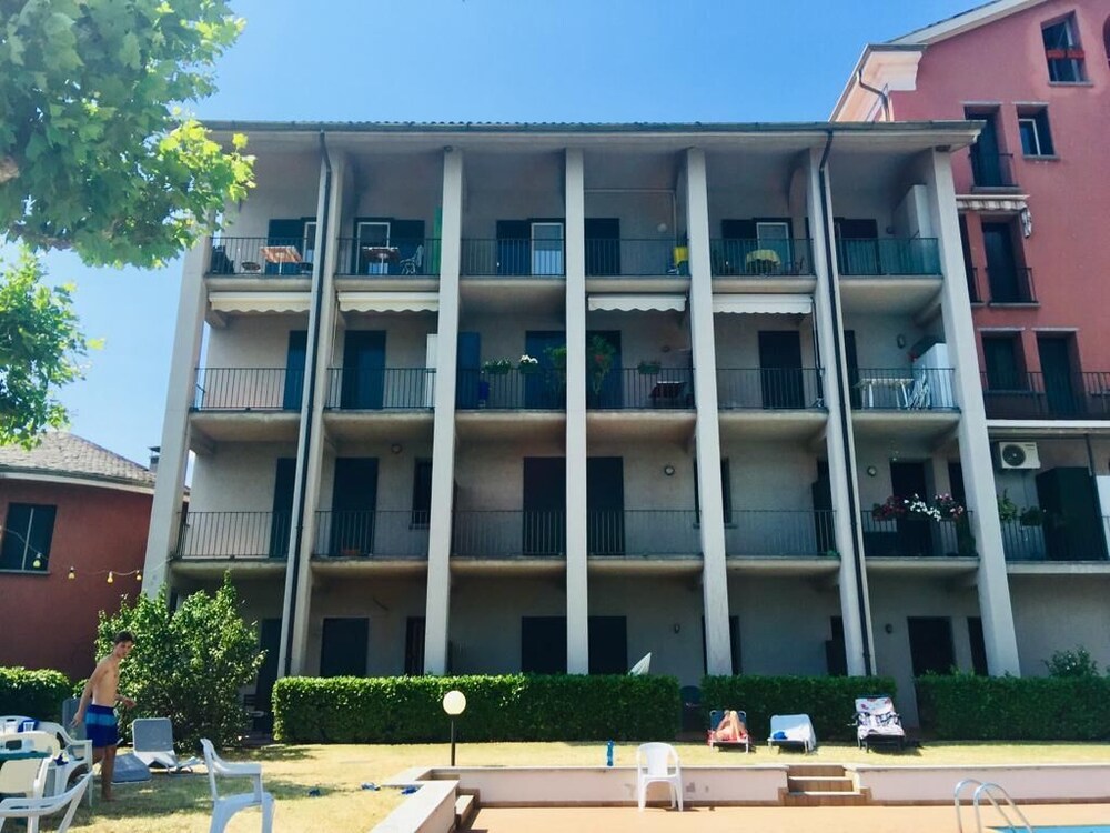 Mamma Ciccia Holiday Home - Front Lake Apartment, beach and swimming pool