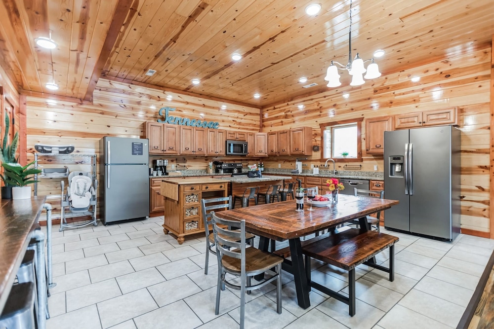 Laurel Point Indoor Pool Screening Game Room Located in Smoky Mtn Ridge