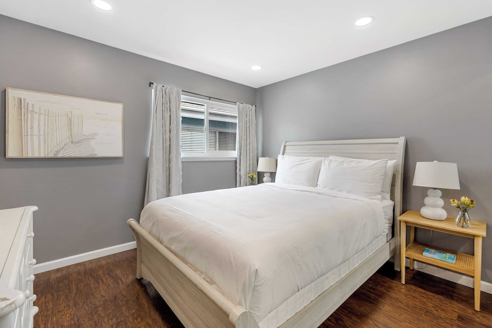 Topside Newport Rooftop Balcony + Ocean Views + Walk to Pier, Marina Village