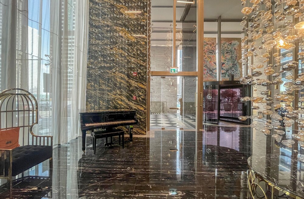 Elite LUX Holiday Homes - Stunning Lake View 1bhk Retreat in JLT Dubai