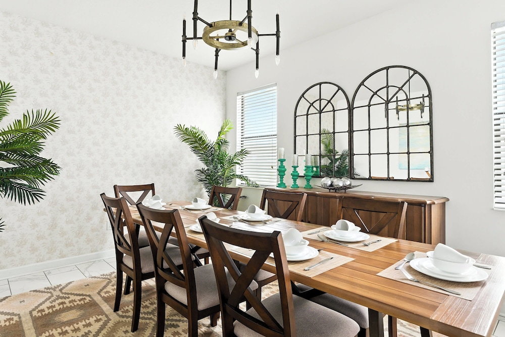 Luxury Decor 6BR at Storey Lake Sleeps 16