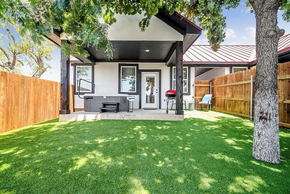 Pet Friendly W/hot-tub-six Minutes to Downtown!