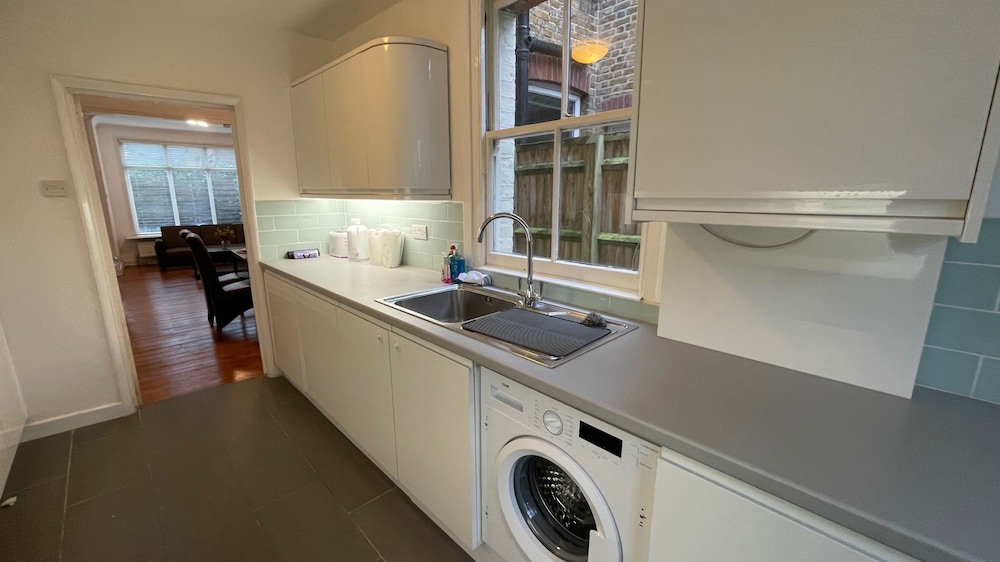 House - Sleeps 6 - Garden - Parking