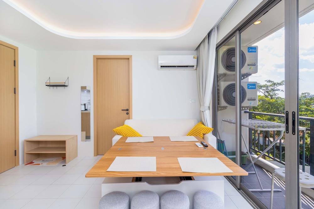 2BR Close to Beach Pool Views C256