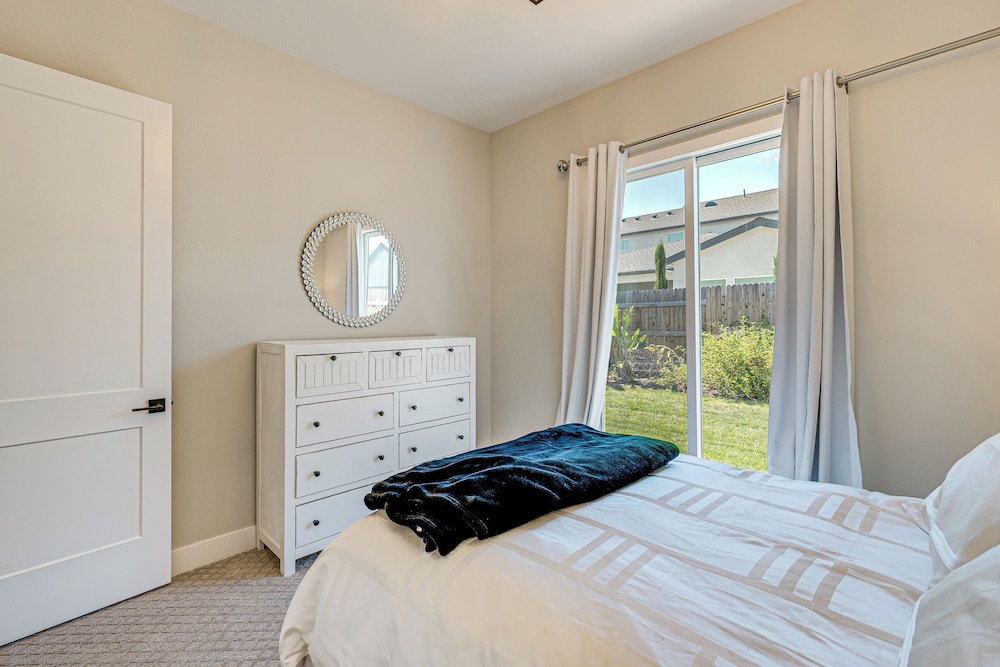 Fenced-in Yard: Apt 7 Mi to Westfield Galleria