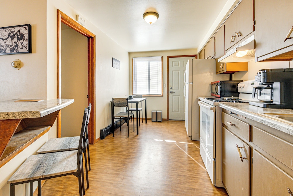 3 Mi to Lambeau Field: Ideally Located Townhome!