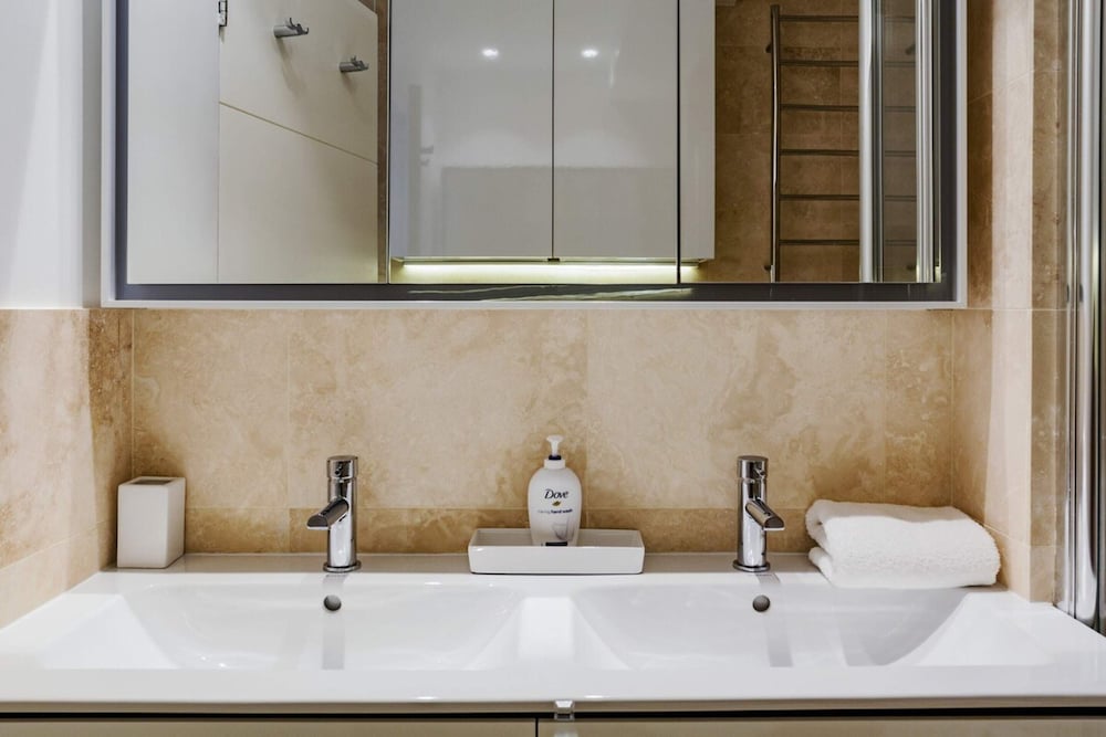Beautiful 2 Bed 2 Bath Flat in South Kensington