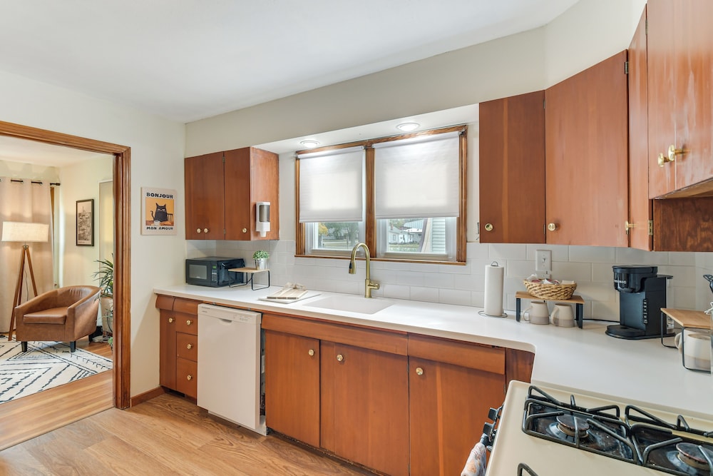 1 Mi to Dtwn Burlington: Modern Home w/ Yard!