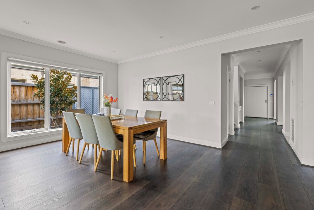 StayAU Contemporary 5BRM Families Home Point Cook