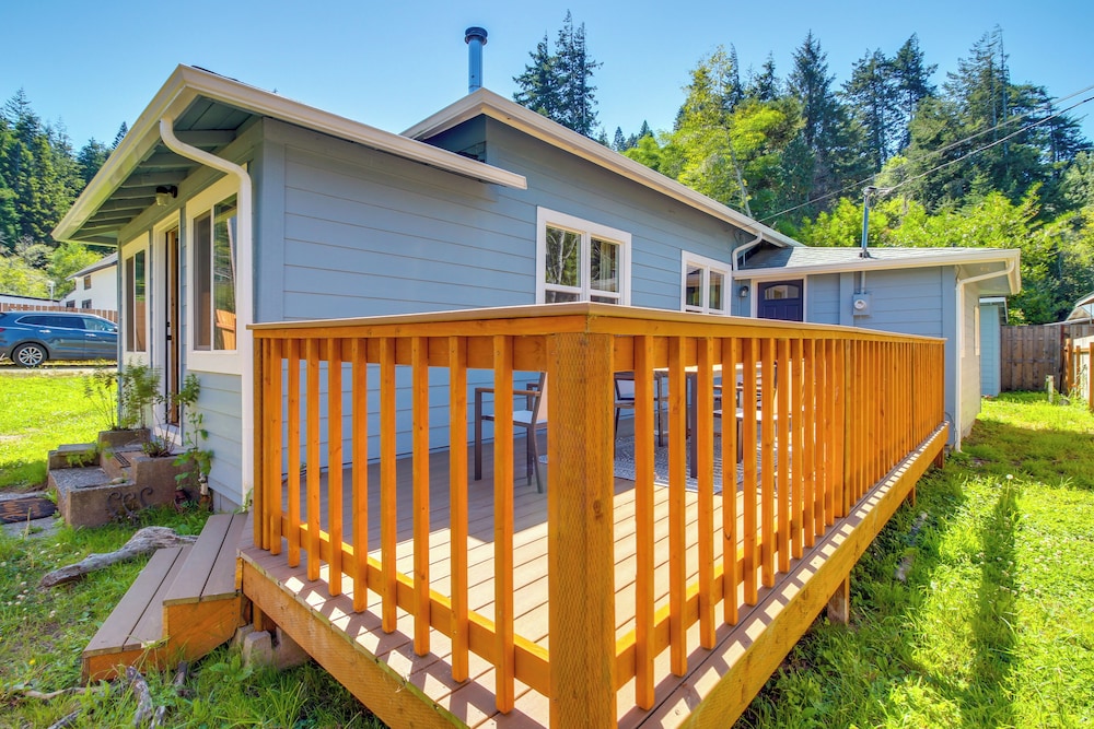 < 1 Mi to Coquille River: Cottage w/ Private Yard!