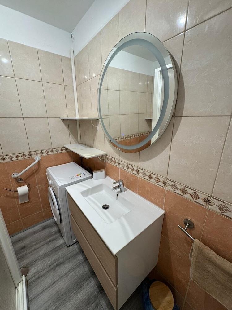 Las Americas 1-bed Apt, Sleeps 5, Pool, Parking