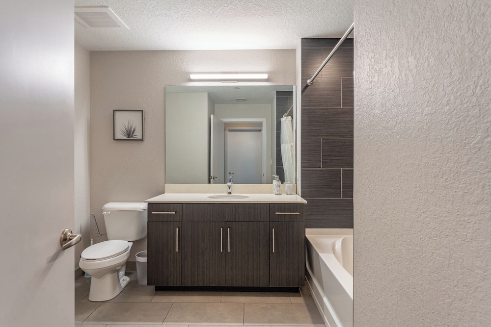 Daytona 2BR Getaway Parking Family & Pet-friendly