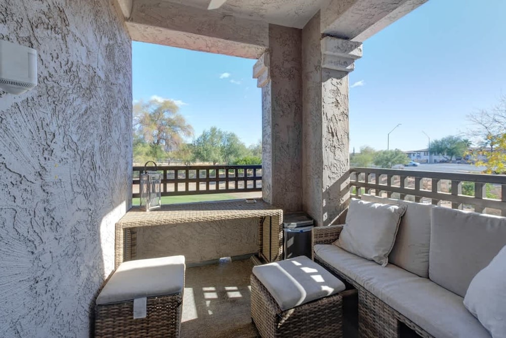 Lux Scottsdale Condo Overlooks 9th Hole Near Golf
