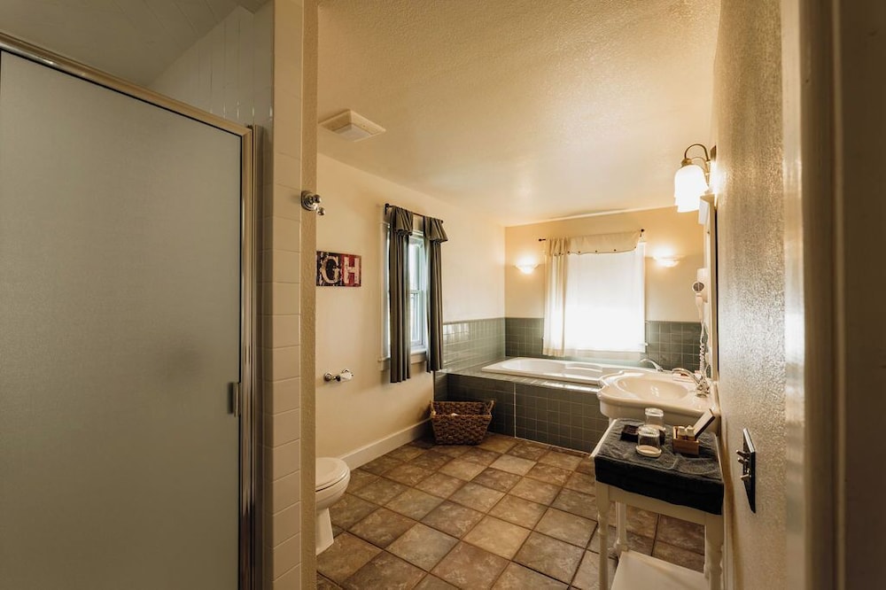 Chico Hot Springs Resort & Day Spa