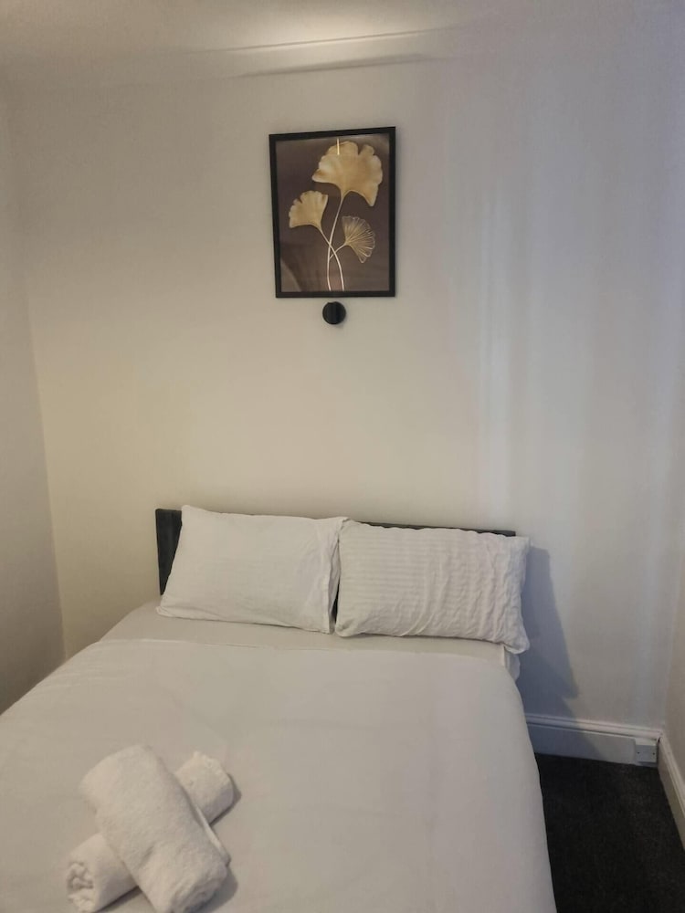 Gillingham 4-bed Stay - Wifi, Parking, Ldn Access