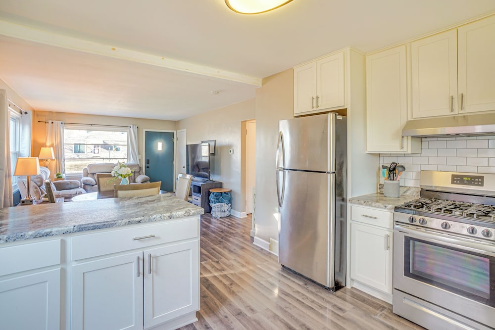 Walk to Parks + Bunzel's Market: Milwaukee Home!