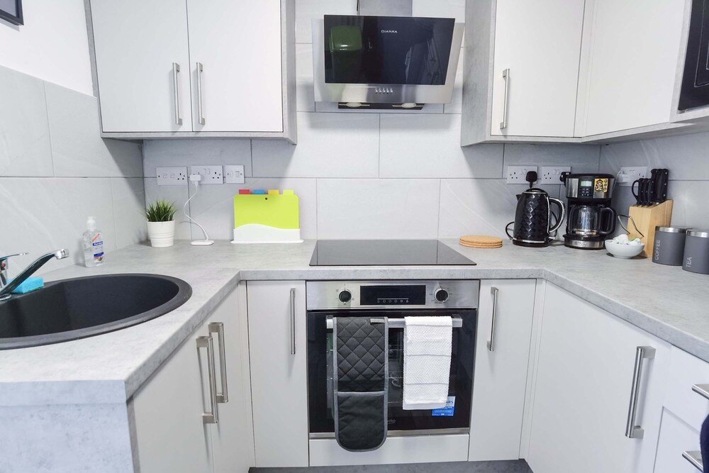 4BR Contractor Accommodation w 4 Bathroom